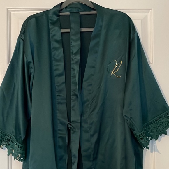 Hunter Green Robe with the letter “R” - Picture 2 of 4